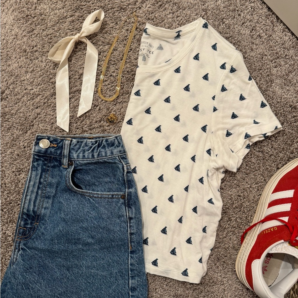 White & blue Graphic tee baby shirt cropped size large